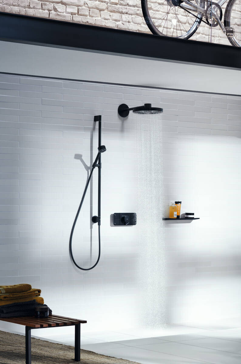Barre de douche AXOR One avec douchette à main 1 jet Ecosmart 75 et coude de raccordement intégré en noir mat — vue 4