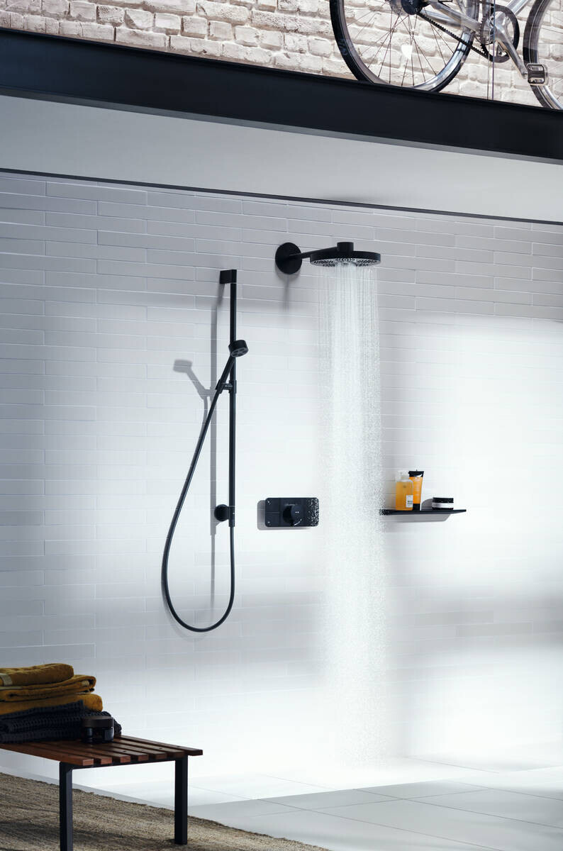 Barre de douche AXOR One avec douchette à main 1 jet Ecosmart 75 et coude de raccordement intégré en noir mat — vue 3
