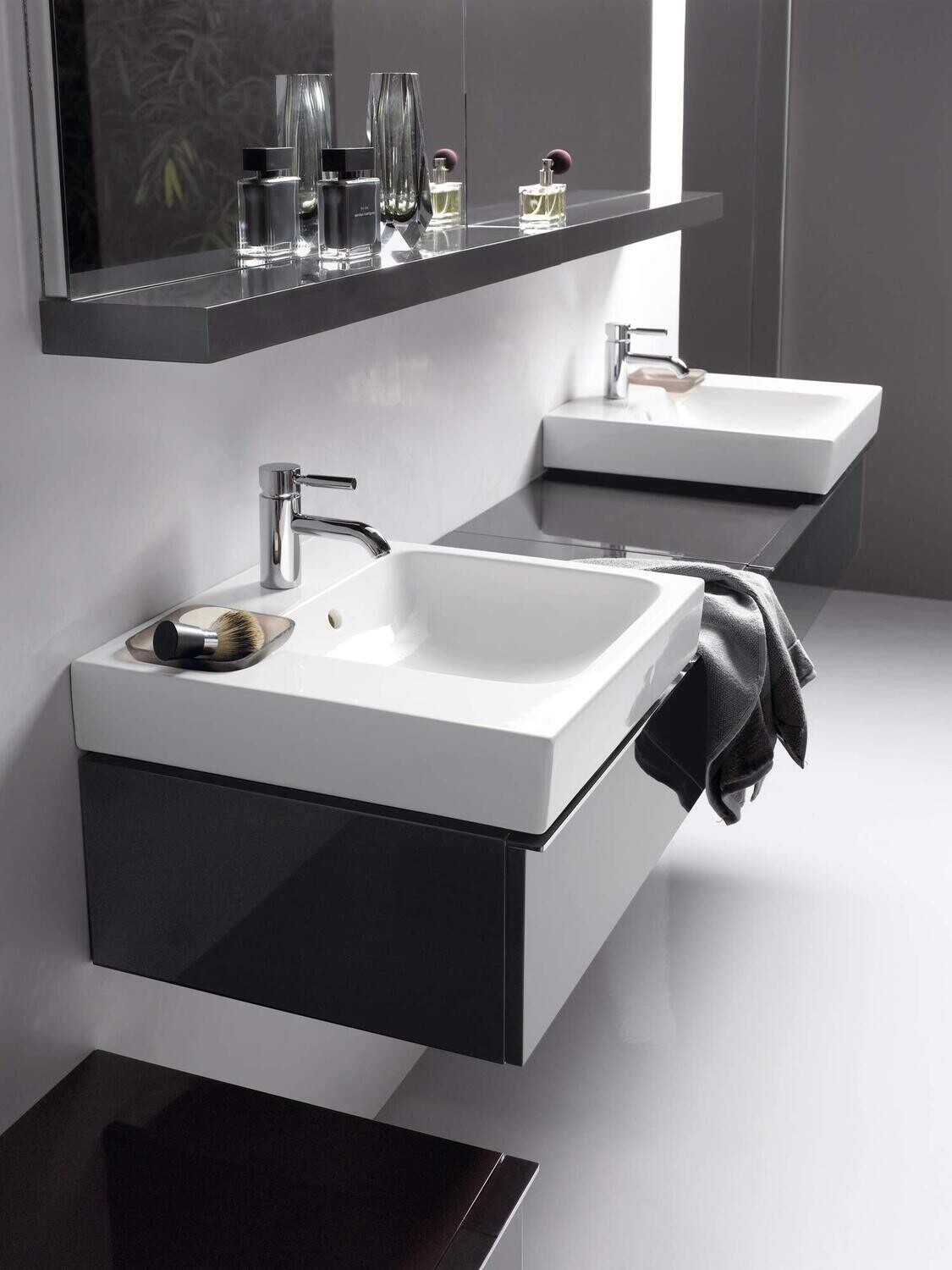 Meuble bas Geberit / Keramag iCon avec deux lavabos iCon 50 cm avec deux tiroirs et espace de rangement en platine laqué ultra-brillant