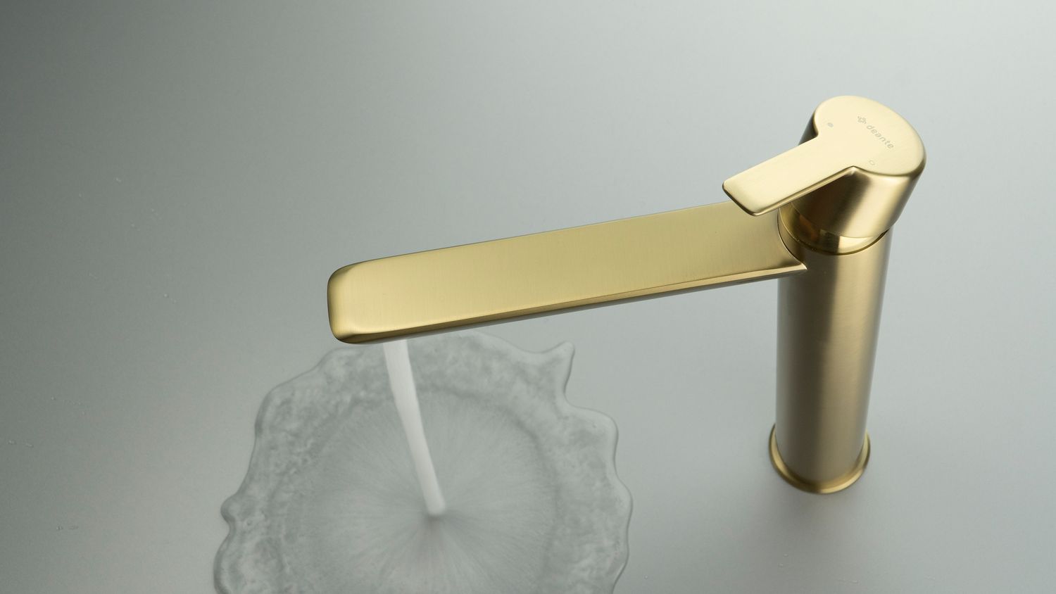 Mitigeur de lavabo rehaussé Deante Arnika 225 sans bonde en PVD or brossé — vue 4