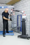 Système de support de toilette mural Geberit Duofix Sigma 12 cm avec équipement et outils d'installation à proximité.
