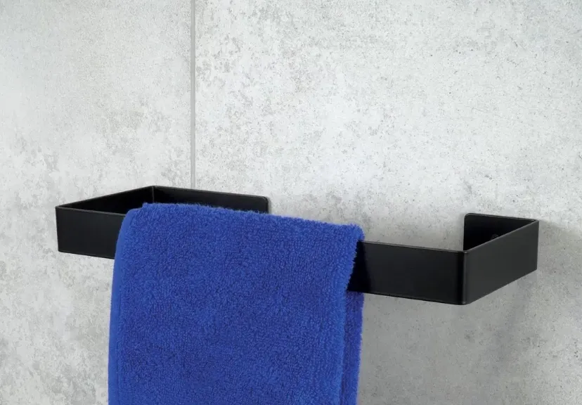 Porte-serviettes mural noir, Deante Mokko 30 cm, acier inoxydable, avec serviette bleue.