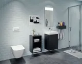WC suspendu Geberit Combifix Alpha 12 cm et accessoires de salle de bains dans une salle de bains moderne carrelée.
