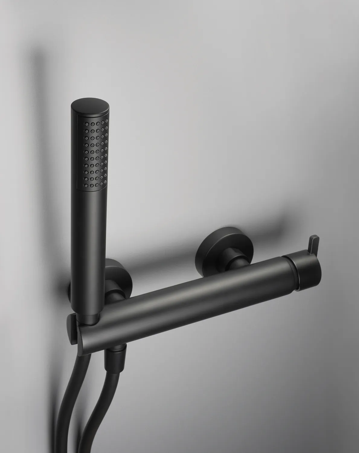 Mitigeur de douche Deante Silia noir mat avec douchette et flexible sur support mural.