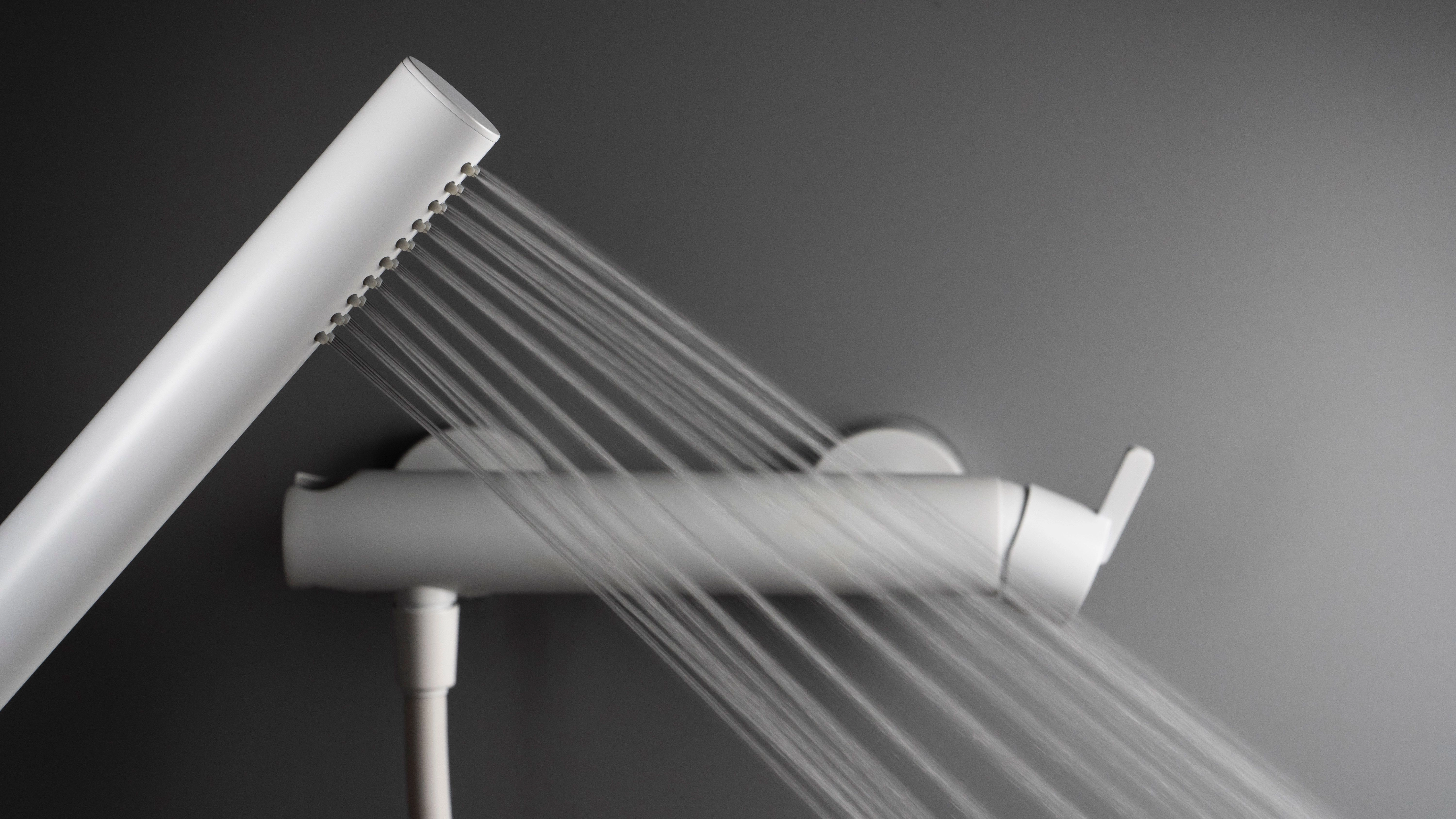 Mitigeur de douche Deante Silia avec support, flexible et douchette à main en blanc mat - vue 5