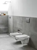 Gros plan sur une cuvette de toilette suspendue Geberit Selnova Square Rimfree, de couleur blanche, dans une salle de bain moderne.