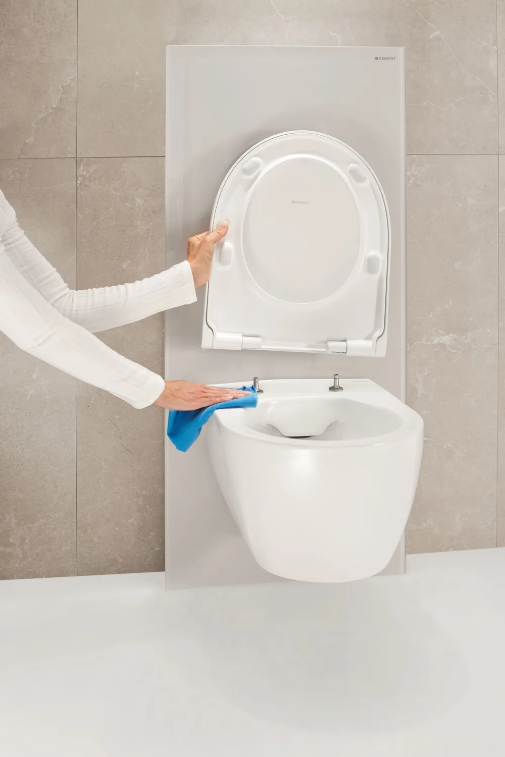 Pack cuvette suspendue Geberit iCon Rimfree carénée avec abattant antibactérien à abaissement automatique et charnières déclipsables et verrouillables — vue 5
