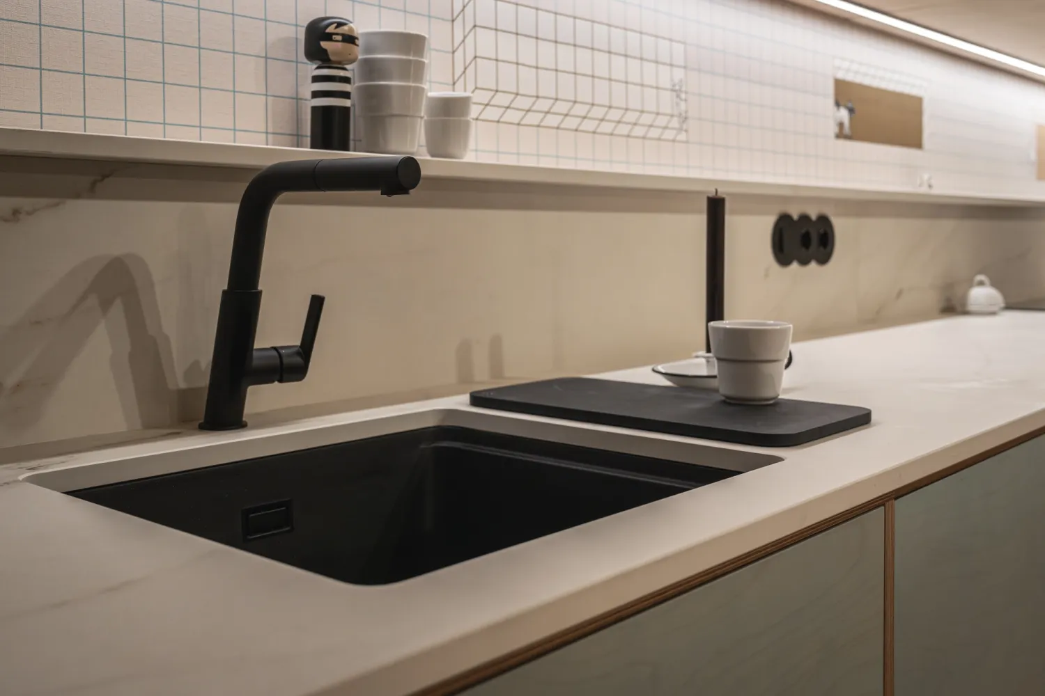 Évier de cuisine encastrable simple bac granit Deante Momi 50 x 45 cm en noir mat avec vidage manuel — vue 5