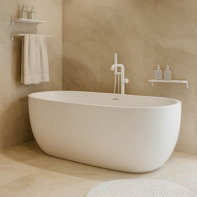 Baignoire ovale blanche sur pieds avec robinetterie moderne dans un décor de salle de bains beige, style Deante Alpinia PureOne.