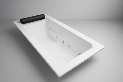 VIP Single Hydromassage Bathtub 180 x 90 cm with Integrated Headrest
