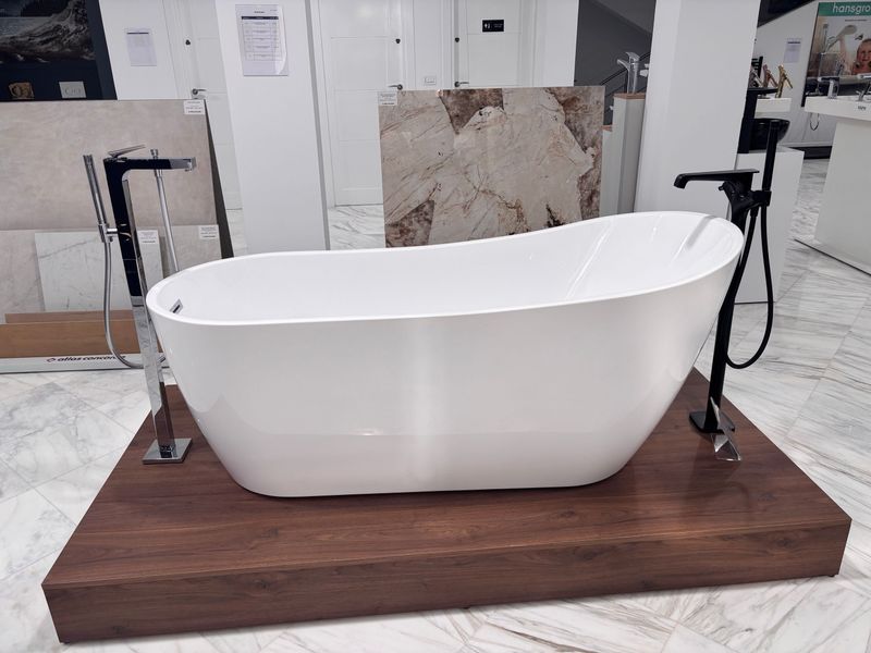 P47 : Baignoire en ilot Deante