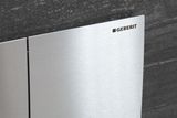 Plaque de commande Geberit Sigma70 en chrome brossé avec revêtement Easy Clean et anti-traces de doigts, design élégant.