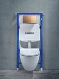 Toilettes Geberit Sigma70 avec cuvette et réservoir blancs, cadre bleu et plaque de commande dorée.