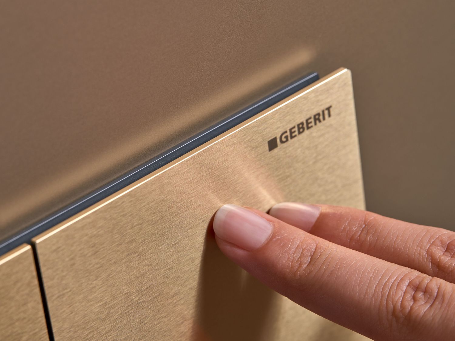 Plaque de déclenchement Geberit Sigma70 / Or rouge brossé / Revêtement Easy Clean + Anti-Traces de doigt — vue 4