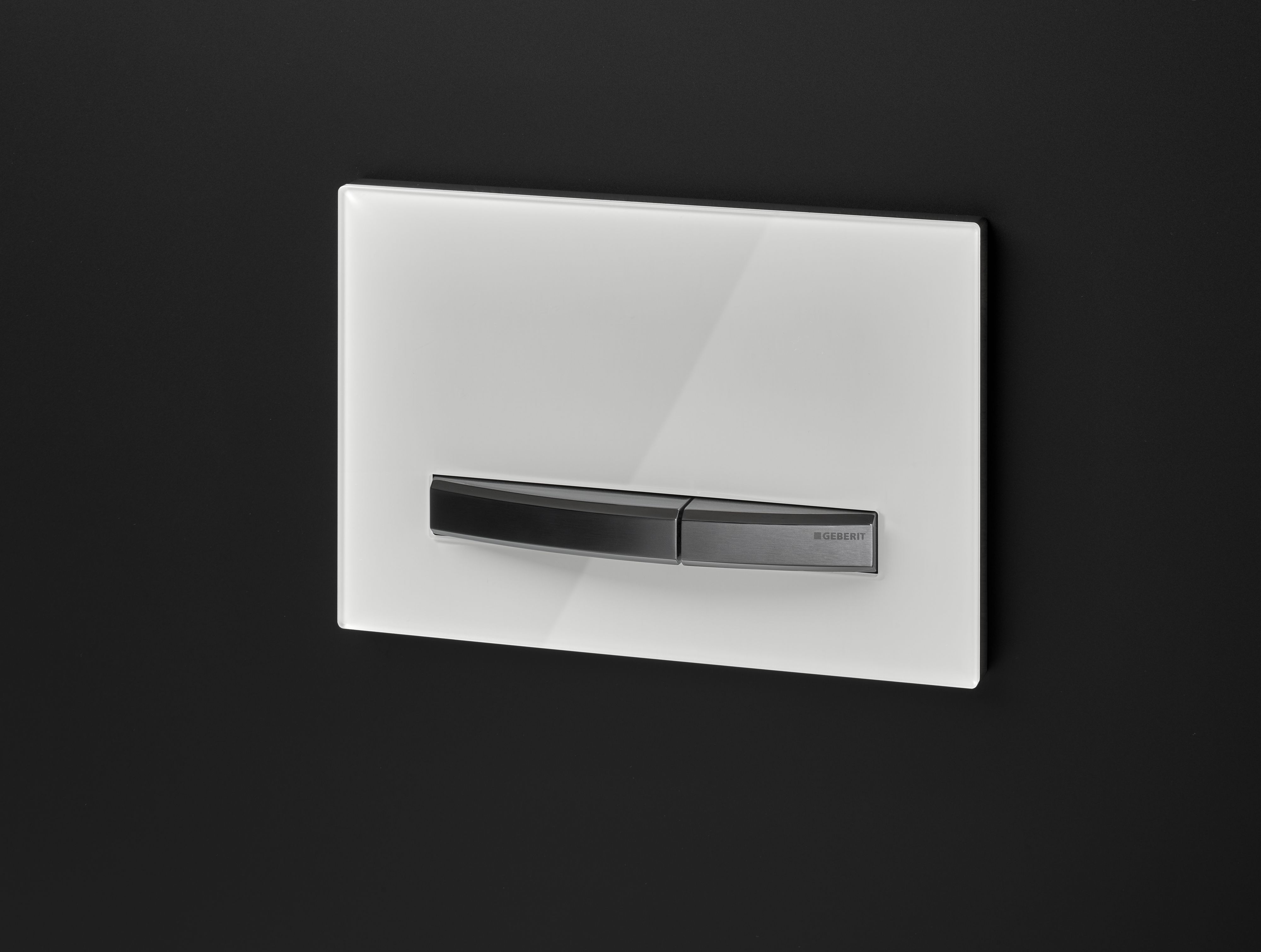 Plaque de déclenchement Geberit Sigma50 / Blanc - bandes design : noir chromé brossé / Revêtement Easy Clean + Anti-Traces de doigt