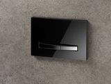 Geberit Sigma50 plaque de déclenchement noir avec bandes chromées brossées et design élégant.