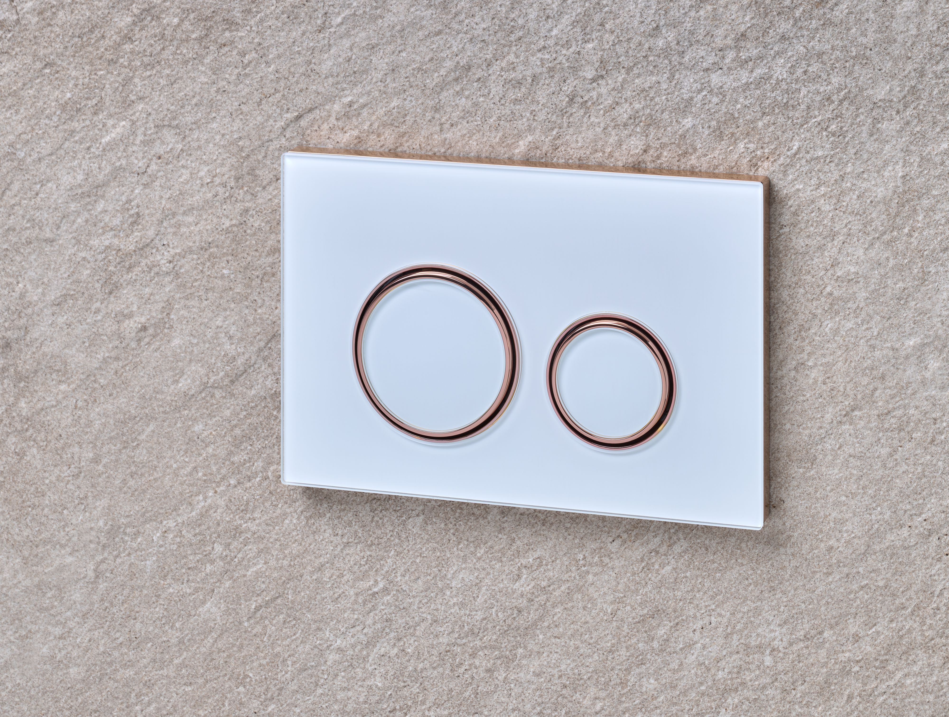 Plaque de déclenchement Geberit Sigma50 round / Verre brillant blanc - anneaux design : or rouge brossé / Revêtement Easy Clean + Anti-Traces de doigt