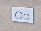 Geberit Sigma50 plaque de déclenchement, verre brillant blanc, anneaux or rouge brossé, design rond.