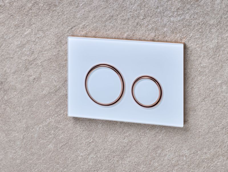Plaque de déclenchement Geberit Sigma50 round / Verre brillant blanc - anneaux design : or rouge brossé / Revêtement Easy Clean + Anti-Traces de doigt