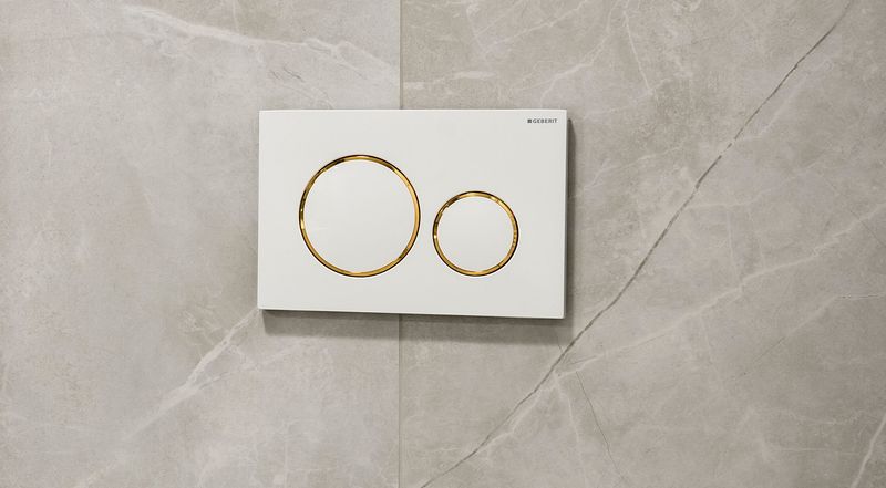 Plaque de déclenchement Geberit Sigma50 round / Verre brillant blanc - anneaux design : laiton brossé / Revêtement Easy Clean + Anti-Traces de doigt