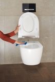 Toilettes suspendues Geberit Sigma50 avec abattant et couvercle blancs, plaque de commande noire, salle de bains moderne.