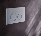 Plaque de commande double Geberit Sigma40 en chrome brossé avec revêtement Easy Clean et anti-traces de doigts.