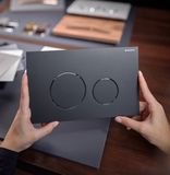 Geberit Sigma40 plaque de déclenchement noir mat avec revêtement Easy Clean et anti-traces de doigt.