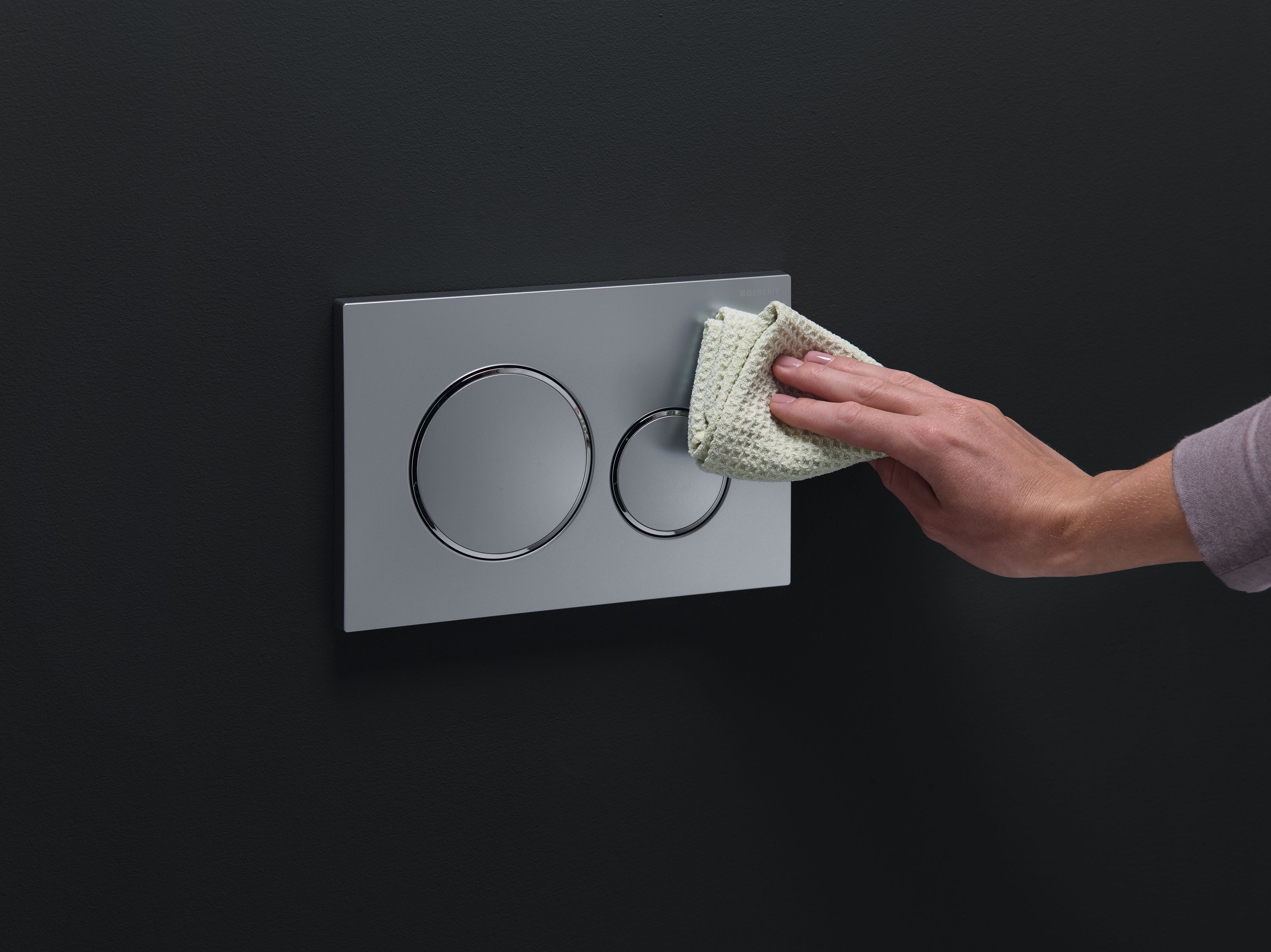 Plaque de déclenchement Geberit Sigma20 / Chromé mat laqué - anneaux design : chromé brillant / Revêtement Easy Clean + Anti-Traces de doigt - vue 3