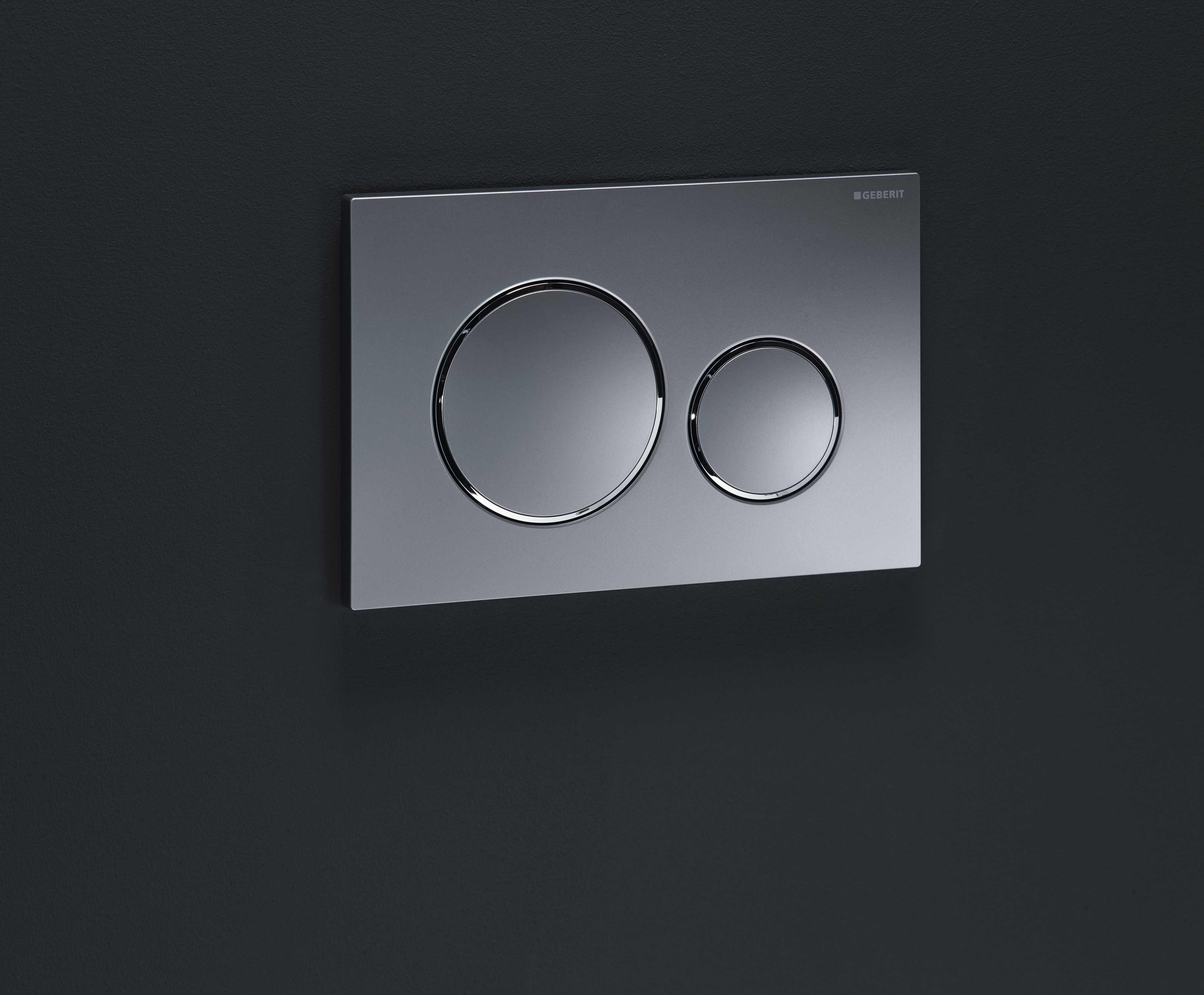 Plaque de déclenchement Geberit Sigma20 / Chromé mat laqué - anneaux design : chromé brillant / Revêtement Easy Clean + Anti-Traces de doigt - vue 2