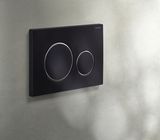 Geberit Sigma20 plaque de déclenchement noir mat laqué avec anneaux chromés brillants.