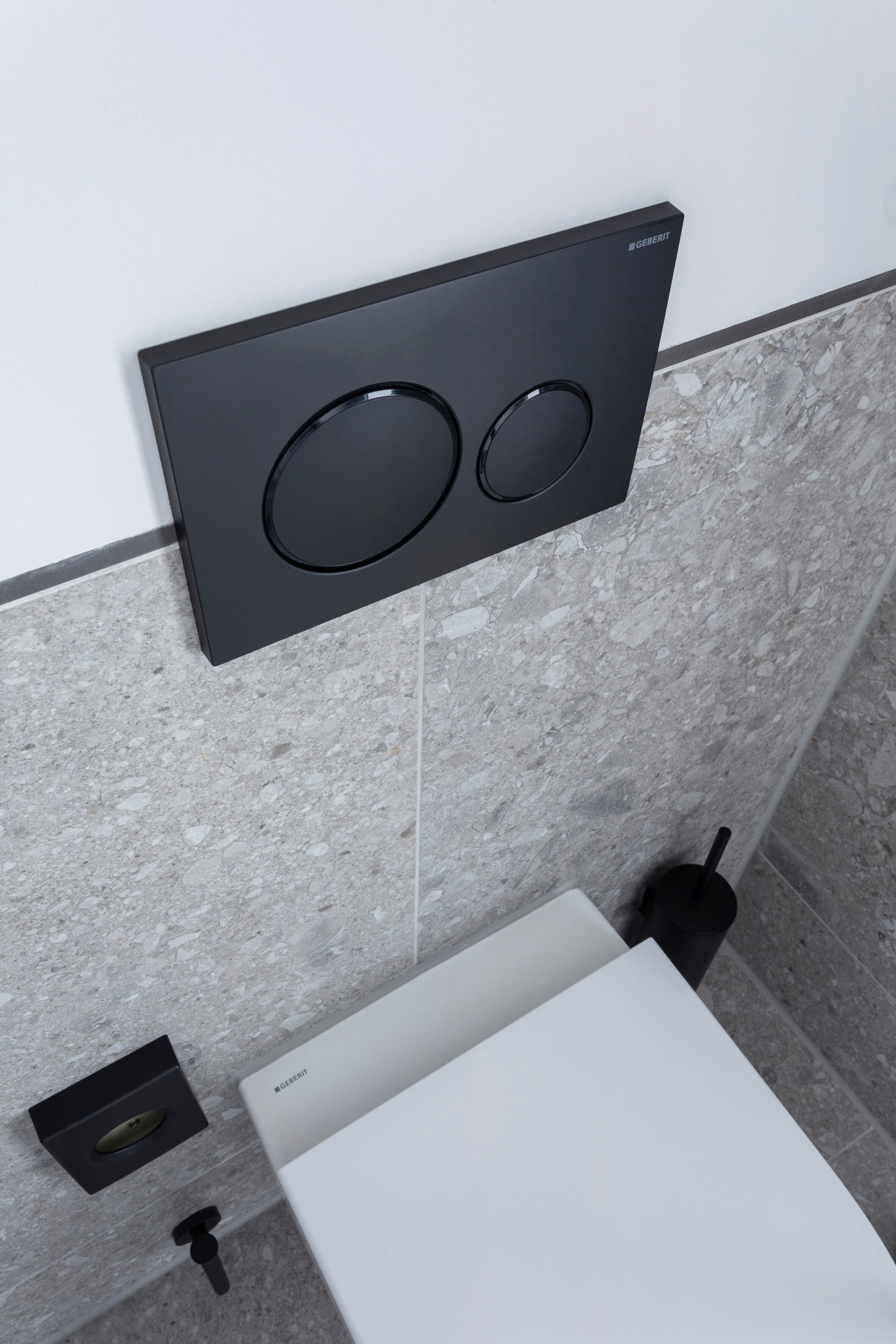 Plaque de déclenchement Geberit Sigma20 / Noir mat – anneaux design : noir brillant / Revêtement Easy Clean + Anti-Traces de doigt - vue 3