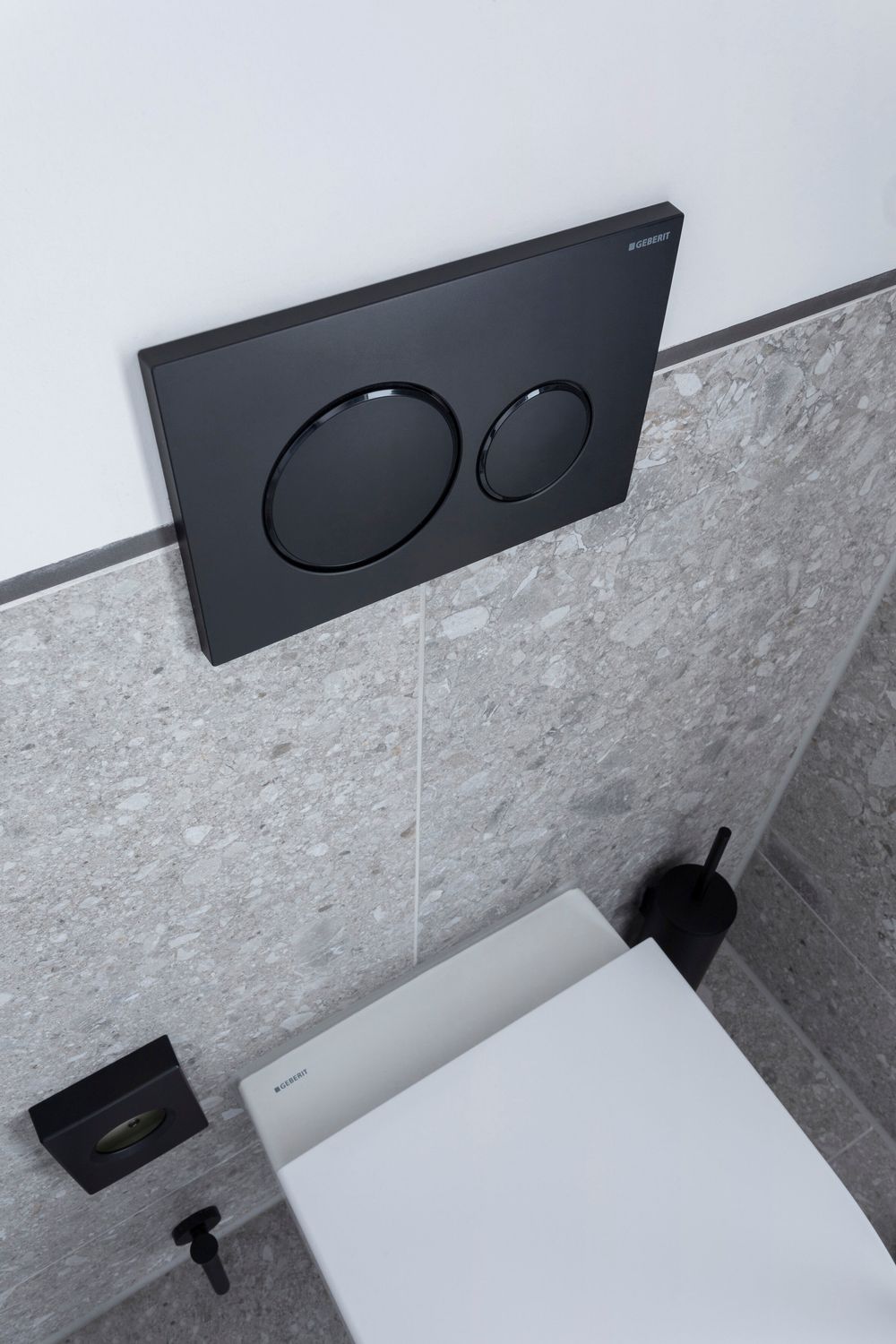 Plaque de déclenchement Geberit Sigma20 / Noir mat – anneaux design : noir brillant / Revêtement Easy Clean + Anti-Traces de doigt — vue 3