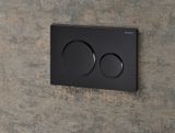 Geberit Sigma20 plaque de déclenchement noir mat avec anneaux design noir brillant et revêtement Easy Clean.