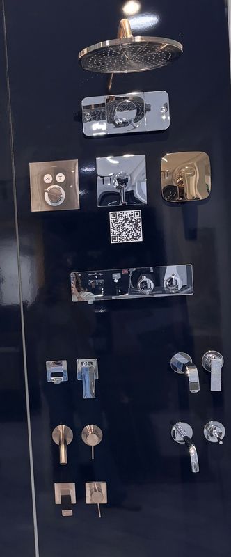 P 76 : Présentoir Hansgrohe noir