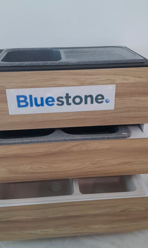 P83 : Présentoir Eviers bluestone 1