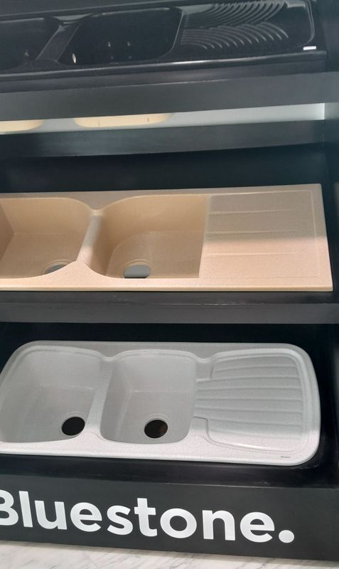 P84 : Présentoir Eviers bluestone 2