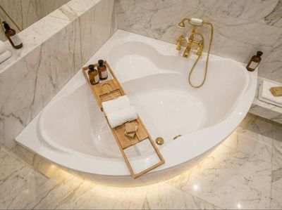 Bathtub Darling 135 x 135 cm