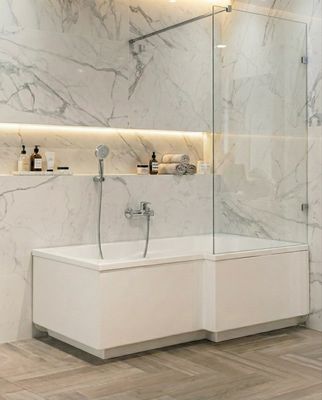 Paroi de baignoire Innovativ en verre trempé (Securit) d'épaisseur 8 mm avec pinces et barre raidisseur en acier inoxydable chromé