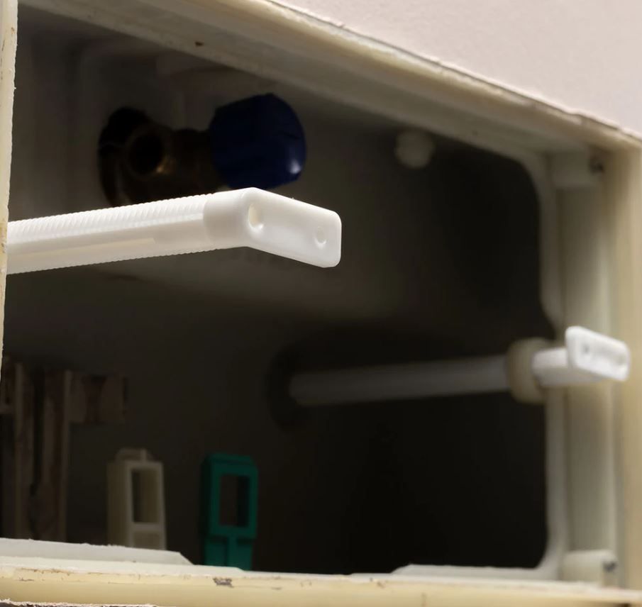 Jeu de boulons d'écartement Geberit sans mécanisme à levier pour la plaque de protection pour réservoirs à encastrer Twinline et Delta — vue 3