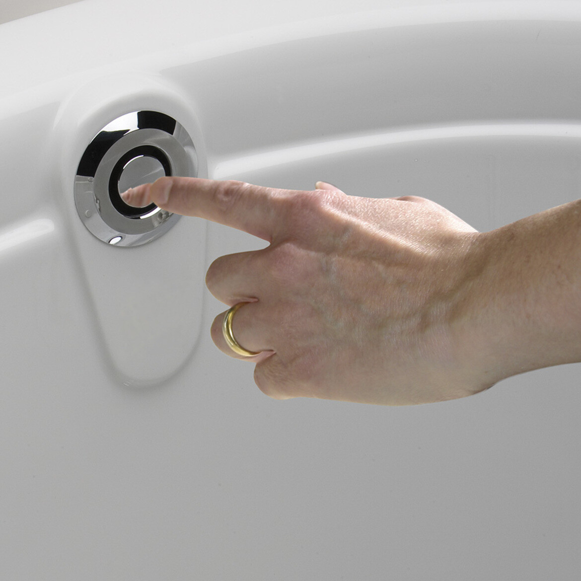 Vidage de baignoire Geberit à déclenchement par pression PushControl (diamètre 52 mm) avec kit de finition et coude de raccordement