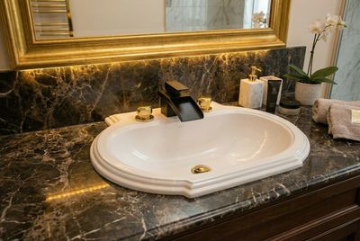 Vasque encastrable Cintra 65 cm en Marbryx blanc sur plan de toilette en marbre noir