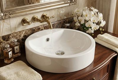 Lavabo ovale blanc de 47 cm de diamètre, fabriqué en Marbryx de qualité supérieure, avec robinetterie dorée.