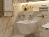 Bidet mural Geberit Smyle Square en céramique blanche avec fixation dissimulée et design moderne et élégant.