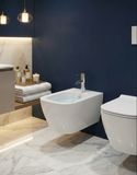 Bidet carré Geberit Smyle blanc avec fixation et réservoir dissimulés, monté au mur dans une salle de bains moderne.