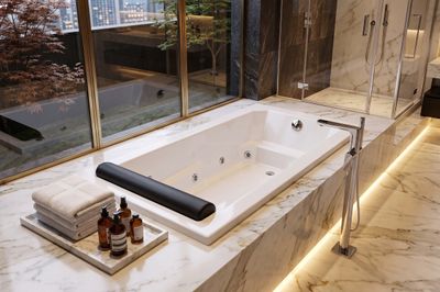 VIP Single Hydromassage Bathtub 180 x 90 cm with Integrated Headrest