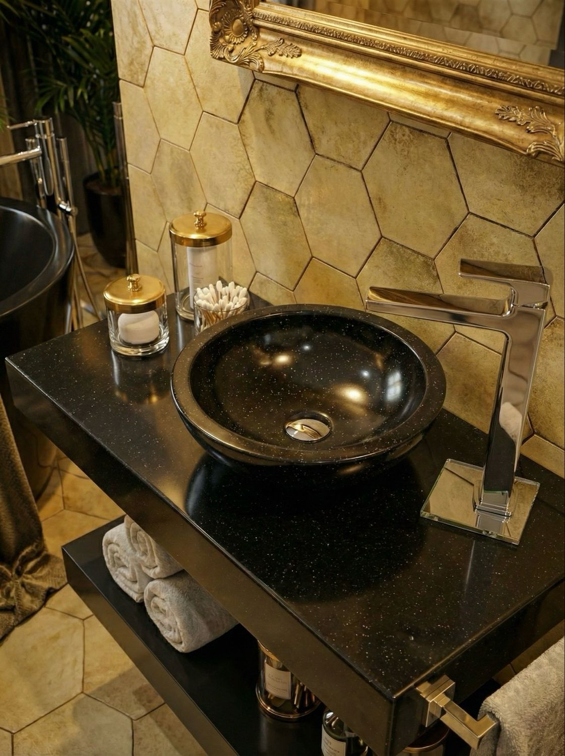 Lavabo en granit noir, Bolero 44 cm, sur un plan de travail de salle de bain moderne avec robinet et accessoires argentés.
