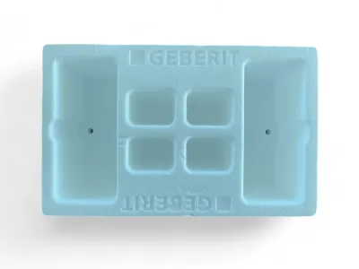 Boîtier d'installation encastré Geberit Alpha 8 cm bleu clair, de forme rectangulaire et avec logo en relief.