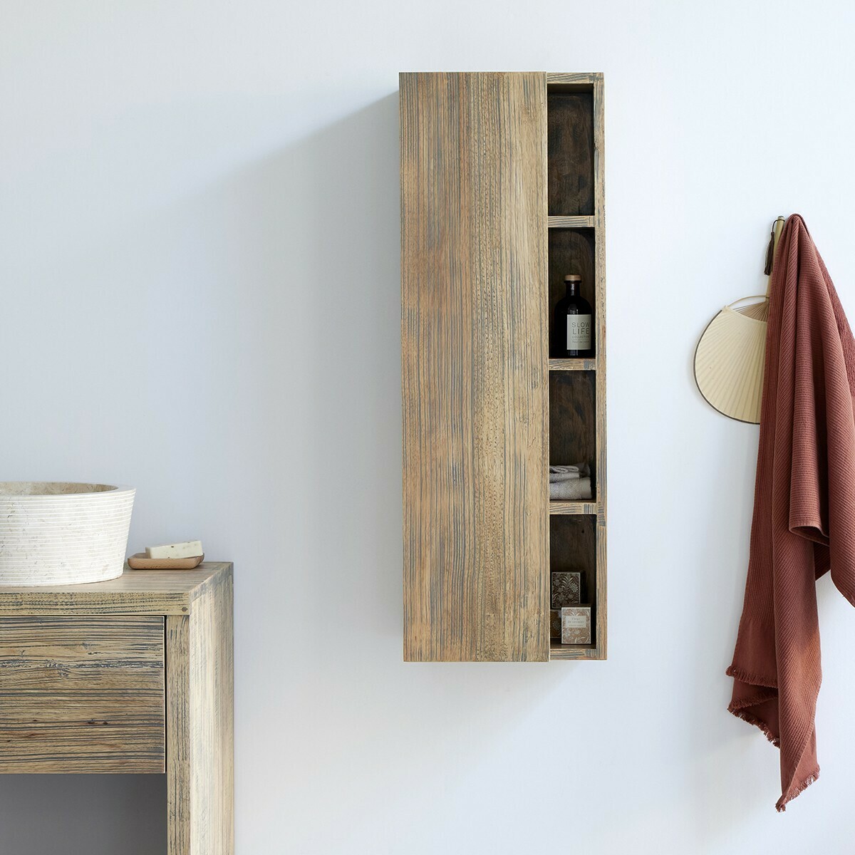 Colonne suspendue 140 x 55 cm avec une porte et quatre niches latérales