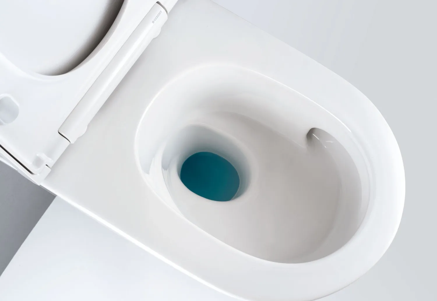 Pack cuvette suspendue Geberit One carénée TurboFlush KeraTect® avec fixations cachées et abattant à abaissement automatique déclipsable antibactérien blanc — vue 5