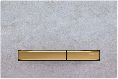 Geberit Sigma50 plaque de déclenchement, laiton brossé, design élégant sur fond béton gris clair.